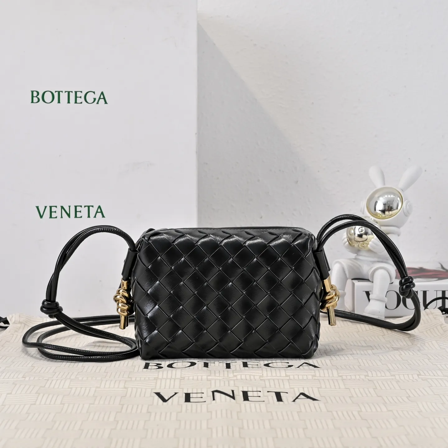 Batch 1560 𝗕𝗼𝘁𝘁𝗲𝗴𝗮 𝗩𝗲𝗻𝗲𝘁𝗮———— The latest version of the loop camera bag💥 from BV’s King of Cost-Effectiveness counter, large woven texture➕Ultra-high quality cow wax leather as always, with zipper, hardware decoration on both sides, adjustable drawstring, especially suitable for the tummy💫Can hold anything, very light weight, suitable🈴️for girls of all ages, size: 17*10*6cm Style number: 6125